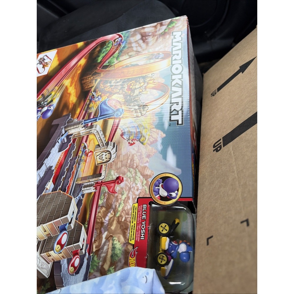 Mario Kart: BOWSER'S CASTLE CHAOS Circuit Set BLUE YOSHI Hot Wheels BRAND NEW